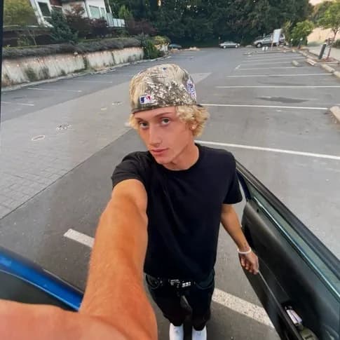 TikTok creator @carlowrush